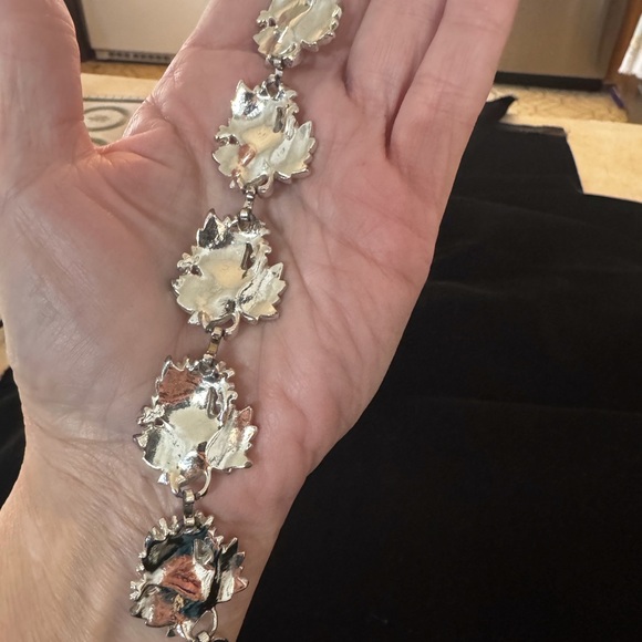 Elegant Silver / White Enamal Leaf Bracelet - Picture 4 of 7